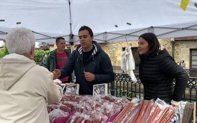 Lehen sektorearekin urteroko hartu-emana izan dute antzuolarrek San Isidro azokan