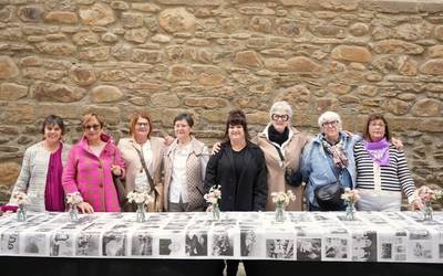 Familia albumetatik memoria kolektiboa sortzea: Laudioko zazpi emakumeren argazkiak plazara