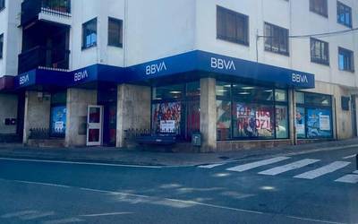 Israelen kontrako pintadak Elizondoko BBVA bankuaren bulegoan