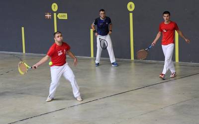 Frontenis txapelketako lehenengo partiduak jokatuko dituzte bihar, asteazkena, Mendaron