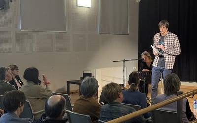 Kulturateko areto nagusia jendez bete du 'Lourdes Iriondo, ahots mezulari' hitzaldi musikatuak