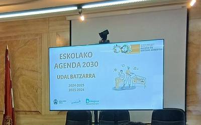 Soraluze BHIko azoka solidarioaren proiektuaren balorazioa aurkeztu da Udalbatzarrean, Eskola Agenda 2030 ekimenaren baitan