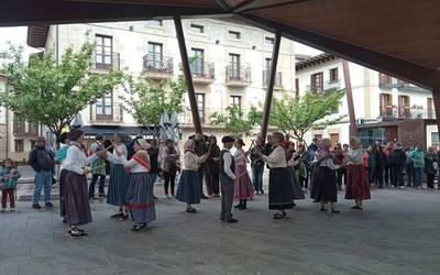 Dantzarien eguna ospatu zuten