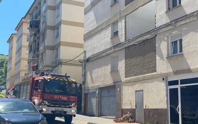 Etxebizitza bloke bateko fatxada zati bat erori da Latiorron