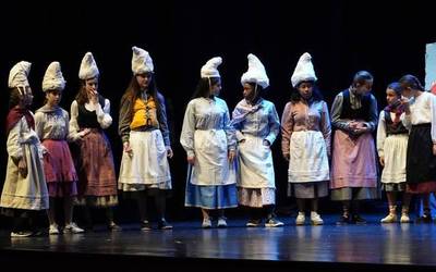 Zugarramurdiko sorginen istorioa taularatu dute Azkoitia BHIkoek, Baztartxon