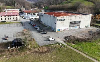 Lesakako Zambra eraikina eraisteko lanak hasiak dituzte