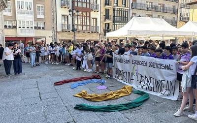 Azoka eta elkarretaratzea Arrasaten Aniztasunaren Eguna dela eta