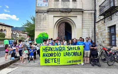 Durangaldeko ikastoletan mobilizazioak egin dituzte Hezkuntza Sailari Akordio Laborala bere osotasunean bete dezan exijitzeko