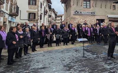 Mendi eta Amati abesbatzek kontzertua emanen dute larunbatean Donezteben