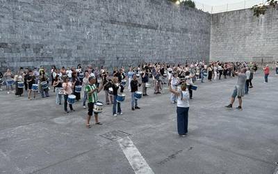 Sanjuanak badatozela iragartzeko lehen danbor-hotsak