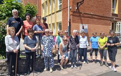 Eguneko zentroko erabiltzaileekin egin dute paseoa Aramaioko Lagunkoiakoek