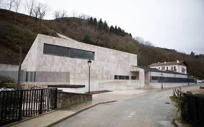 Eskolako aterpea egin, herriko ostatua berritu eta zenbait pista moldatuko dituzte Iturenen