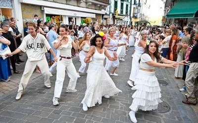 Erritmo tropikalek astindu dituzte kaleak
