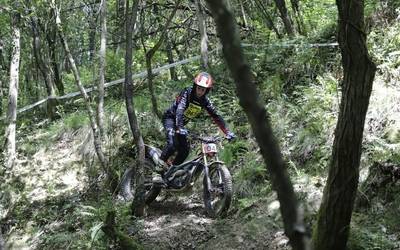 Moto gidariek trial saio ikusgarria egin dute Antzuolan