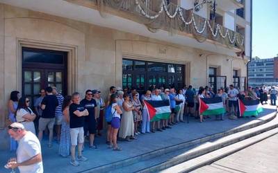 Flotillako kideei elkartasuna adierazi eta Ertzaintzaren jokabidea salatu dute