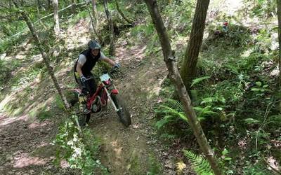 Moto gidariek trial saio ikusgarria egin dute Antzuolan