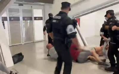 [BIDEOA] Flotillako kideen kontra egin dute ertzainek Loiuko aireportura ailegatu direnean