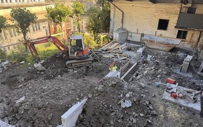 Harmailendako zimentazioa egin eta gero, harmailak neurrira aurrefabrikatuko dituzte Soraluzeko Plaza Zaharrerako