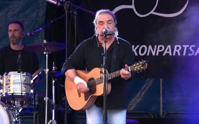 Anje Duhalderen emanaldiak kantuan eta dantzan jarri zuen Oxirondo