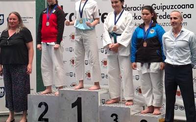 Urrezko domina eskuratu du Maitane Bartolomek eskolarteko karate txapelketan