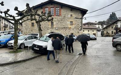 Jubilatu elkartea San Joanak prestatzen