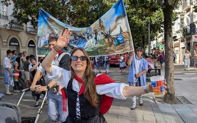 Blusa eta neskek paseillo bakarra, baina banatuta