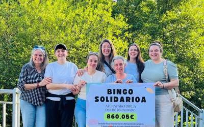 San Prudentzio jaietako bingoan batutako diru Atxondoko Harrera Herriko kideei eman diete
