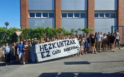 Irakasleen aurkako erasoak areagotu egin direla salatu dute Uribe Kosta BHI institutuko langileek