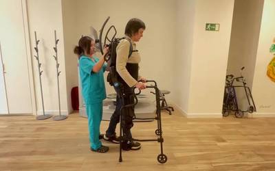 Exoeskeletoa: esklerosi anizkoitzadunen bizitza altxatzeko gailua