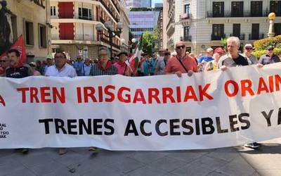 Aiaraldeko pentsiodunak ere mobilizatu ziren astelehenean Renfeko C-3 linea irisgarria izan dadin