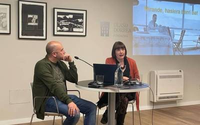 Jon Miranderen inguruko solasaldia, Bi ahotsetan