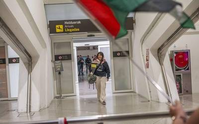 Bahitutako Sumud Lurreko Konboiko hamar kideak berehala askatzeko eskatu du Haizea Urkixok, Libiatik itzuli ostean