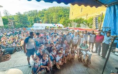 Plaza barik, lekualdaketekin eta beroarekin, esentziari eutsi diote jaiek