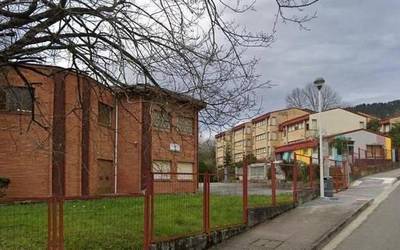 Laudio Udalak Hezkuntzako delegatuarekin bildu da Laudio Goikoa ikastetxean ematen ari den egoeraren aurrean hartutako neurriak ezagutzeko