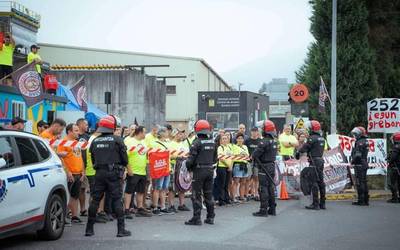 Protesta artean jaso dute Imanol Pradales lehendakaria Maderas de Llodioko langileek