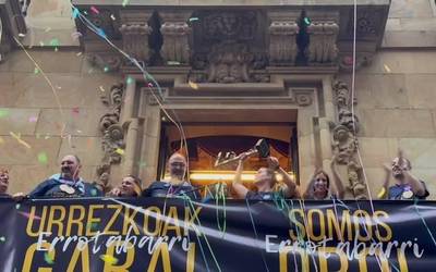 Lauko Ermuko Errotabarri eskubaloi taldeak Urrezko Ohorezko Mailara igo izana ospatu du herriarekin