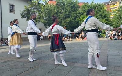 Lore Gazteak Dantza taldeko beteranoek dantzaldia egin dute Seber Altuben