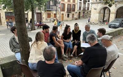 'Kafe-pote filosofikoa' egin dute Aramaion