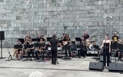 Big Band Egunarekin gozatzen ari dira arrasatearrak
