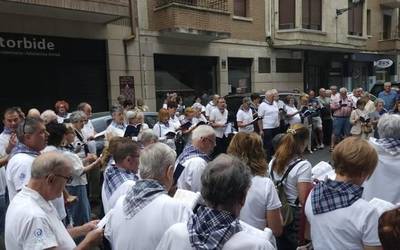 [ARGAZKI GALERIA]: Abestearen plazera nagusi Zornotzako kaleetan