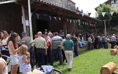 Trinitate Eguna ospatzen ari dira gaur, igandea, Mendaron