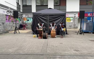 Novisi perkusio taldearen musika eta dantza ikuskizuna