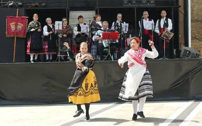 Herrietako dantza eta soinuak plazara atera dituzte zentroetako taldeek