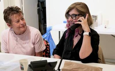 Zilarrezko hariak lotuz, bakardadea hausteko