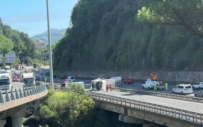 Bost foruzain hil dira Elgoibarren, AP8an izandako istripu larrian