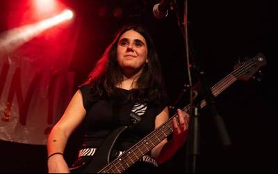 "Musika nire kabuz sortzea asko gustatzen zait; gitarrak askatasun hori eman dit"
