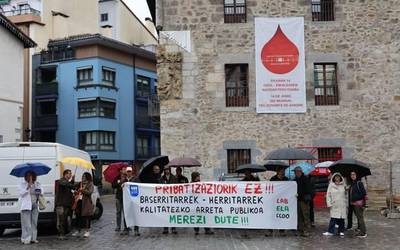 Aldundiko langile publikoen manifestazioa kalitatezko arreta publikoa aldarrikatzeko