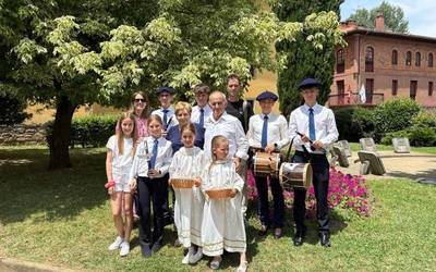 Agirre-Urzelai familiako kideek Corpusaren tradiziotik edan dute