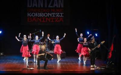 "Benetan hunkituta", Korrontzi eta Oinkarirekin dantzatu eta gero