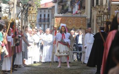 Zenbait partaide berrirekin, baina ohiko moldetan ospatu dute Corpus-prozesioa